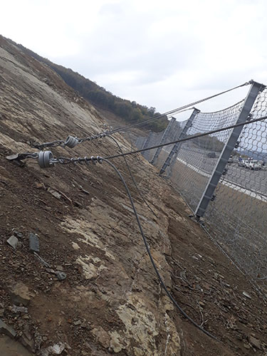 Крепление камнеулавливающих барьеров