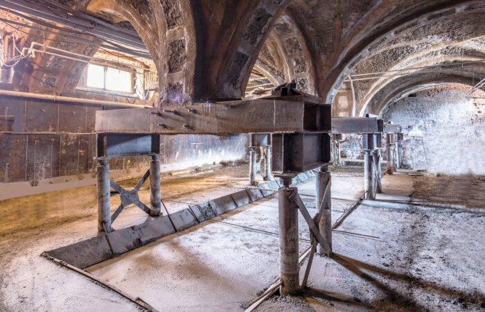 Рис. 10. Вывешенные на временные сваи GEOIZOL-MP кирпичные колонны перед устройством новых фундаментов. Александровский дворец