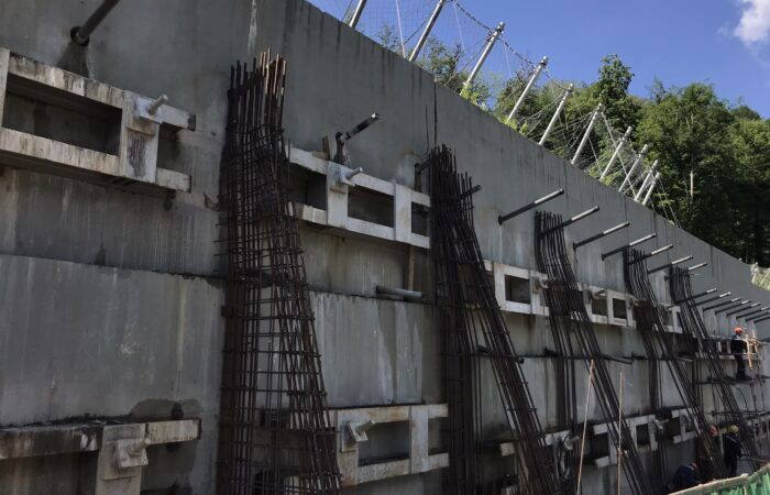 Рис. 4 Монтаж дублирующей подпорной стены с контрфорсами