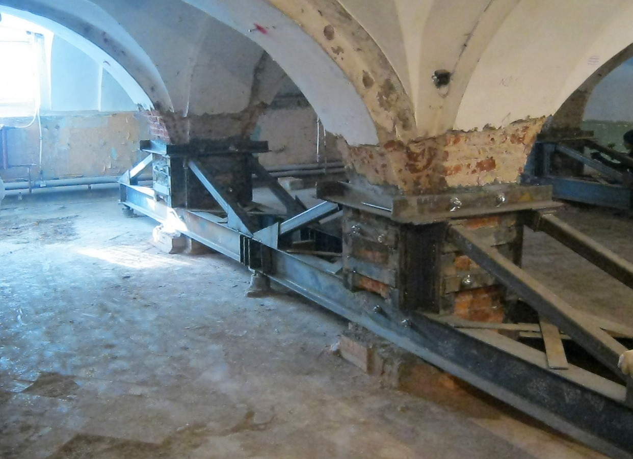 Металлическая обвязка (обойма), предназначенная для передачи нагрузки на временные сваи